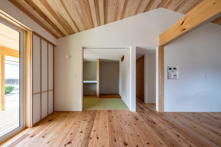 大らかな切妻屋根に覆われた、杉板張りの平屋。 – 有限会社 匠-TAKUMI